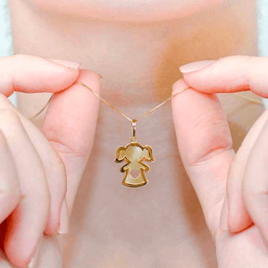 Pingente Menina Com Coração De Ouro 18K