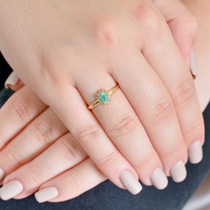 Anel De Ouro 18k Pedra Oval Esmeralda e Brilhantes