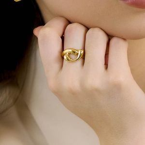 Anel De Ouro 18K Orgânico Com Zircônia