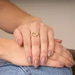 mulher-usando-anel-de-ouro-amarelo-organico-em-formato-de-onda