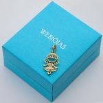 pingente-de-ouro-18k-amarelo-com-zirconias-brancas-de-filhos-menina-em-cima-da-caixinha-de-joia-webjoias