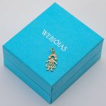 Pingente-em-ouro-amarelo-18k-filhos-menina-com-zirconias-brancas-em-cima-da-caixinha-de-joia-webjoias